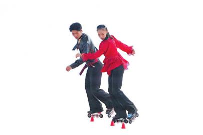 十五运群众项目混合双人花式绕桩比赛,朱思怡、张颢摘得金牌。