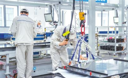 10月28日，宜宾中车时代储能基地项目一期工厂内，工人在生产储能电池。 罗顺 摄