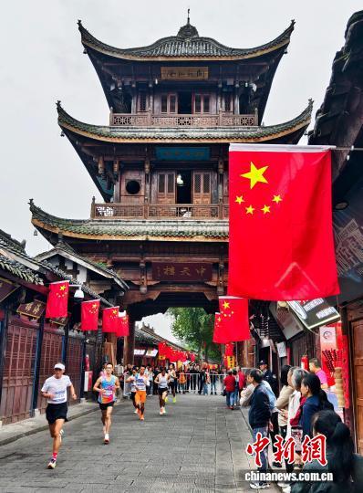 跑者进入阆中古城中天楼景区。梁德 摄