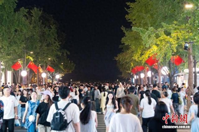 国庆中秋长假的首日，大量市民游客前往杭州西湖景区参观游玩。吴君毅 摄