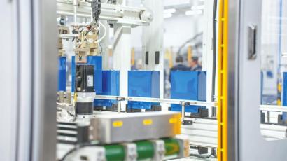 　　宜宾中车时代储能基地项目一期工厂内，储能电池批量下线。 罗顺 摄