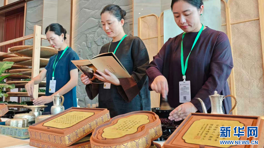   这是工作人员展示宋代点茶法。新华网 刘默涵 摄