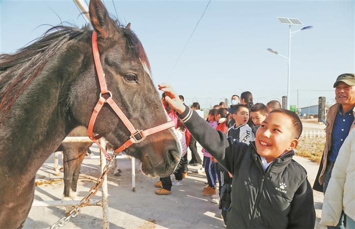 10月25日，十师一八五团和阿勒泰地区哈巴河县联合举行兵地学生马术文化研学活动。 兵团日报常驻记者 李正虎 通讯员 张斌 摄