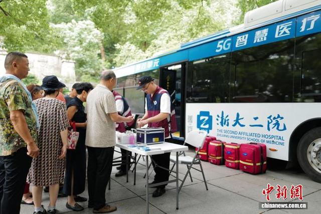 图为医护人员为市民游客带来量血压、测血糖等健康服务 。中新社记者 张煜欢 摄