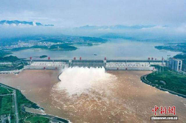 为应对长江2024年第2号洪水，三峡大坝开启九孔泄洪。(资料图)汤伟 摄
