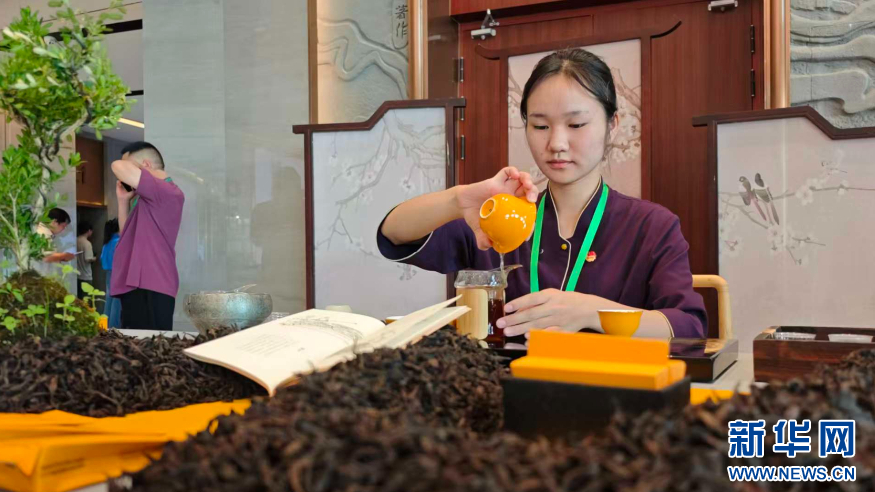   武夷岩茶（大红袍）制作技艺展示区，一名工作人员展示茶艺。新华网 刘默涵 摄