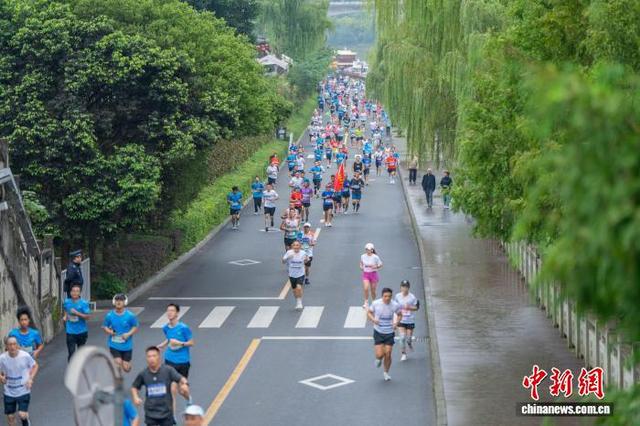 竞速跑选手沿嘉陵江畔前行。任冠金 摄