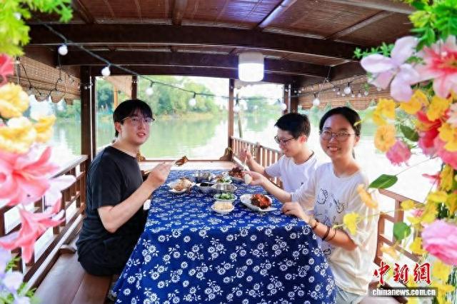 国庆中秋假期，游客在游船上享受“鱼汤饭”。王力中供图