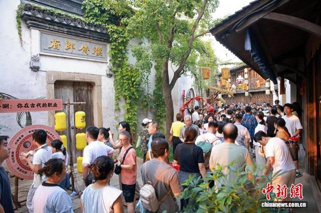 10月4日，濮院时尚古镇游人如织。孙杨洋 摄