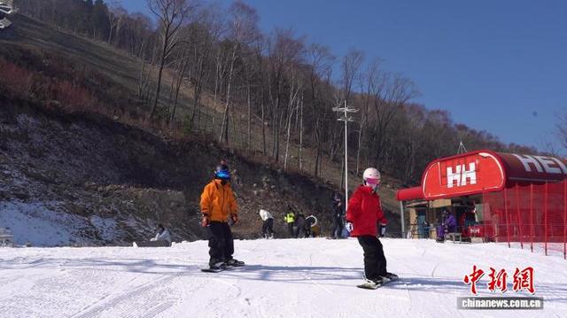 滑雪爱好者在吉林北大湖雪场滑雪。 石洪宇 摄
