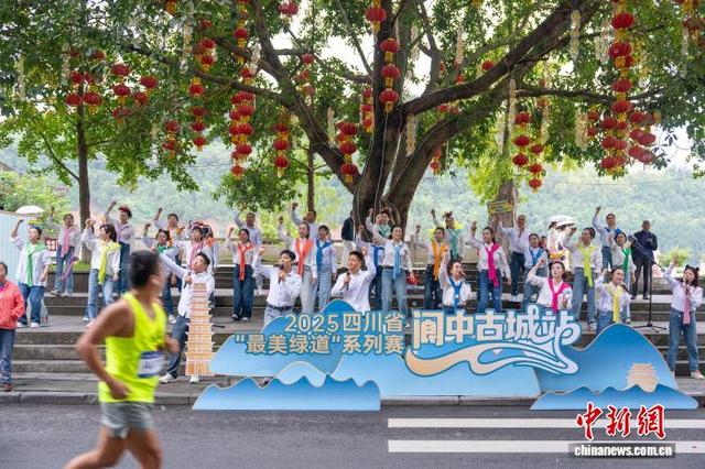 竞速跑选手沿嘉陵江畔前行。任冠金 摄