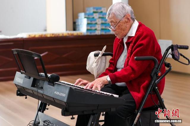 10月28日,青海西宁,生活在青海省养老服务中心的老人与幼儿园小朋友共度重阳节。图为老人弹奏电子琴。中新社记者 薛蒂 摄