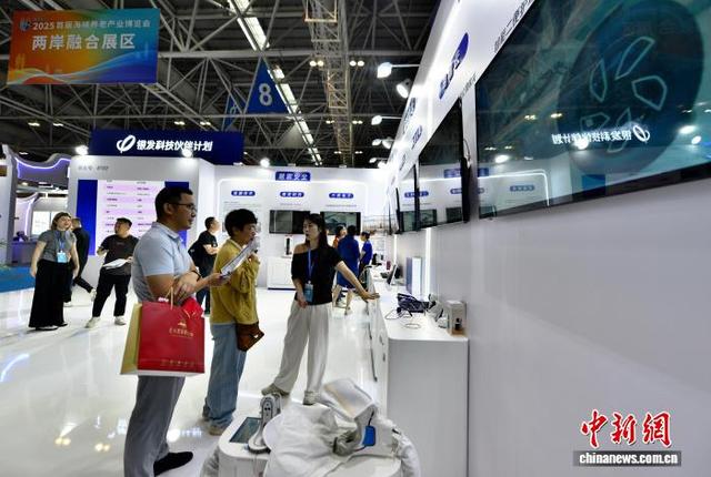 11月1日,展馆内各种智慧养老创新产品吸引参观者。中新社记者 张斌 摄