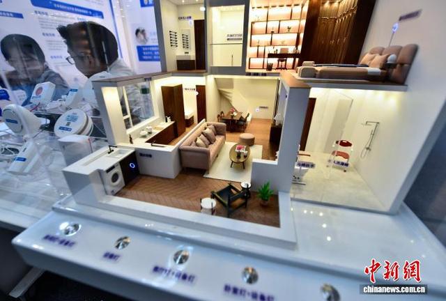 11月1日,展会上展示的一站式智慧居家养老解决方案。中新社记者 张斌 摄