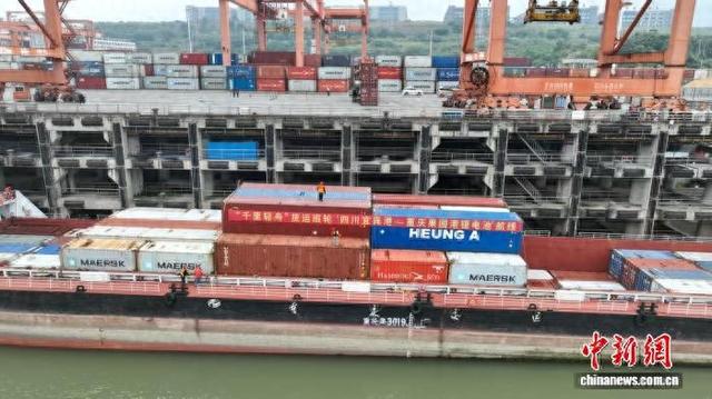 图为“千里轻舟”货运班轮“四川宜宾港—重庆果园港锂电池”航线从四川首航启运。重庆市交通运输委员会供图