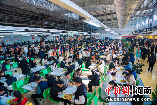 图为郑州富士康园区内“万人餐厅”就餐场景。郑州富士康供图