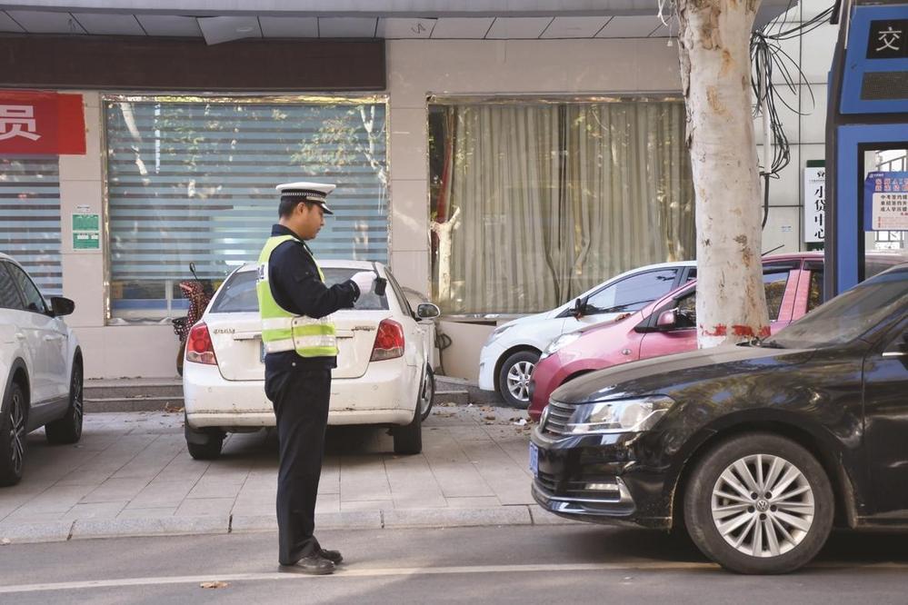 日前，市公安局交巡警支队广平大队民警在辖区易拥堵路段开展违法停车治理行动，保障辖区道路畅通。 王旭 摄