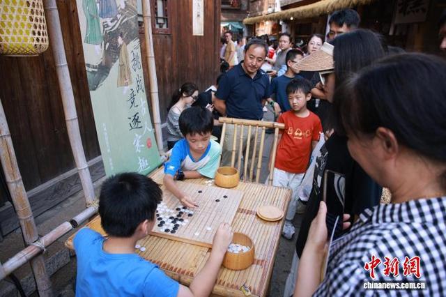 10月4日，两位小朋友体验宋代弈棋乐趣。孙杨洋 摄