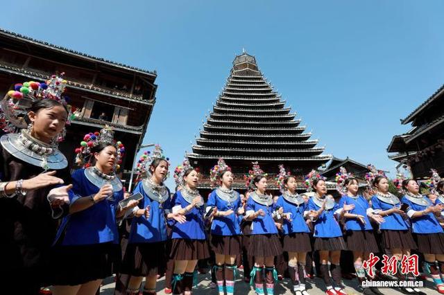 图为文艺表演现场。龚普康 摄