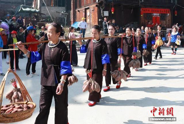 图为民俗巡游现场。龚普康 摄