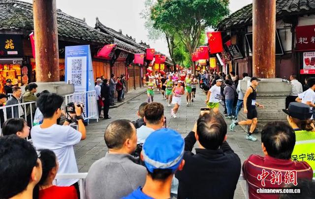 游客为跑者助威呐喊。梁德 摄