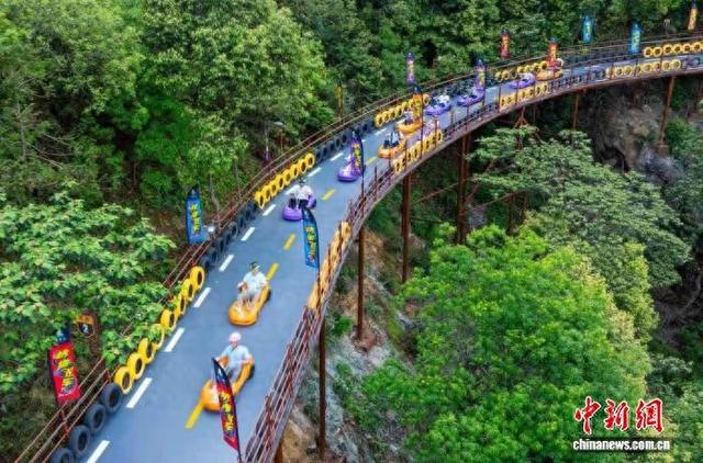 游客在清远古龙峡景区体验“峡道QQ飞车”项目。柳青 摄