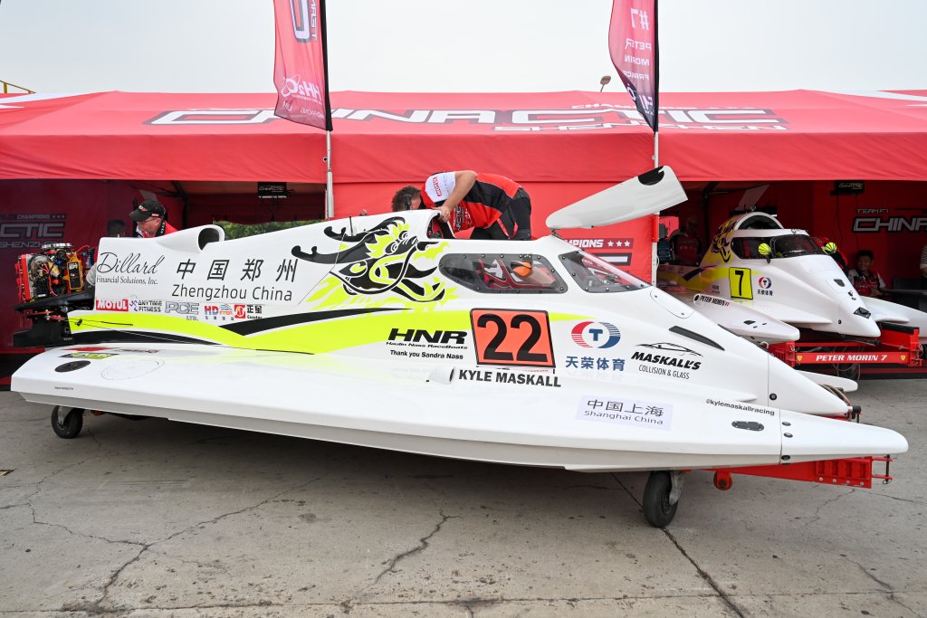 获得世界F1H2O摩托艇锦标赛年度总冠军三连冠的中国天荣F1H2O摩托艇队。澎湃新闻记者 朱伟辉 图