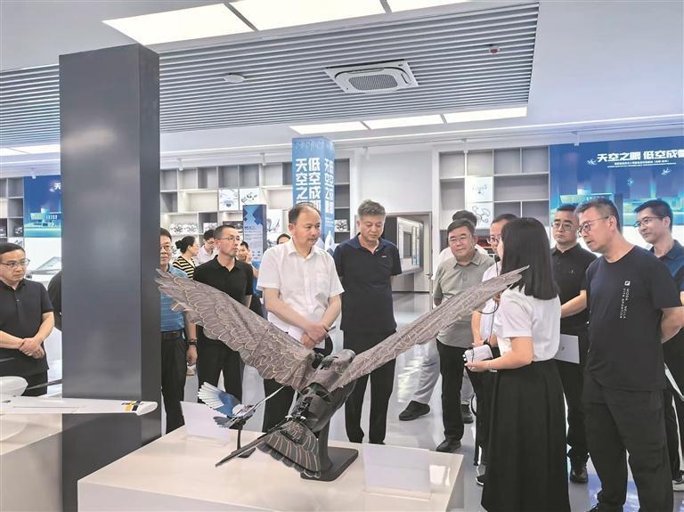 省政协调研组在重庆考察低空经济发展情况。省政协供图