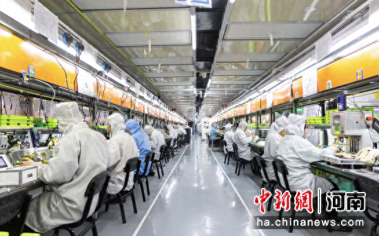 图为郑州富士康制造二总处生产车间。郑州富士康供图