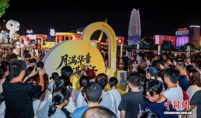 10月6日晚，宁波老外滩人气十足。 (主办方供图)