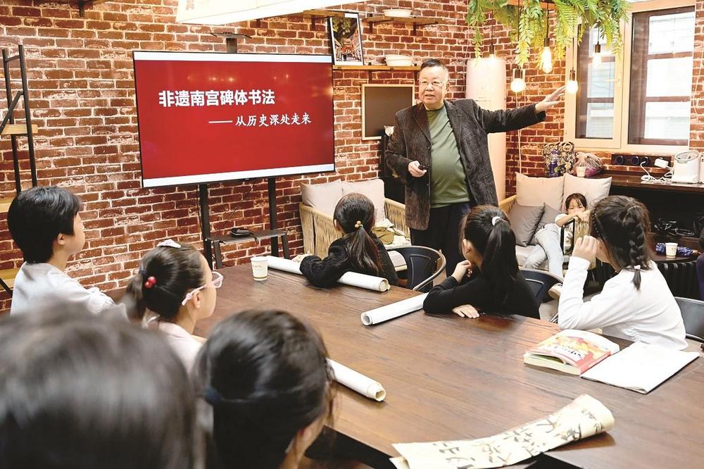 10月5日，李喜泰在邯郸道开讲南宫碑书法艺术。 邯郸新闻传媒中心记者 邱勇慧 摄