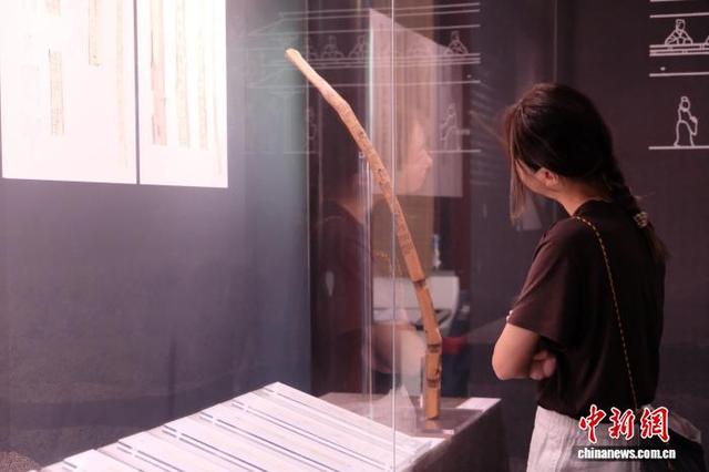 10月1日，游客观展现场。 林波 摄