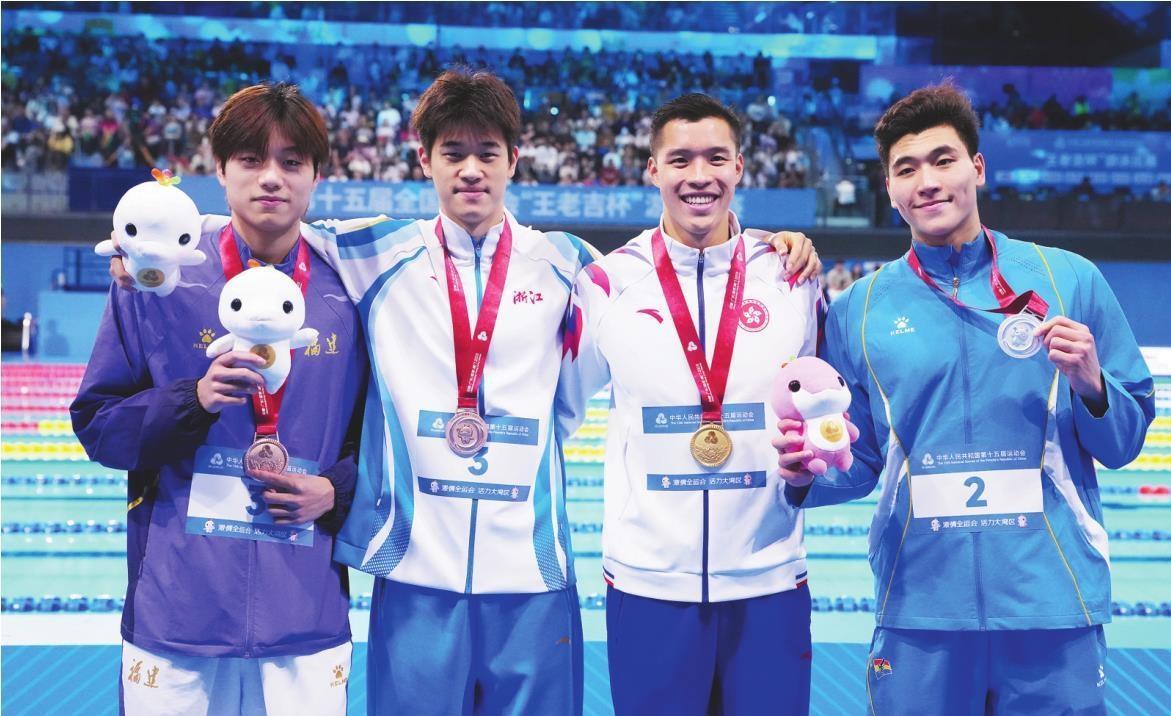 颁奖仪式上，陈昊（右一）展示银牌。
