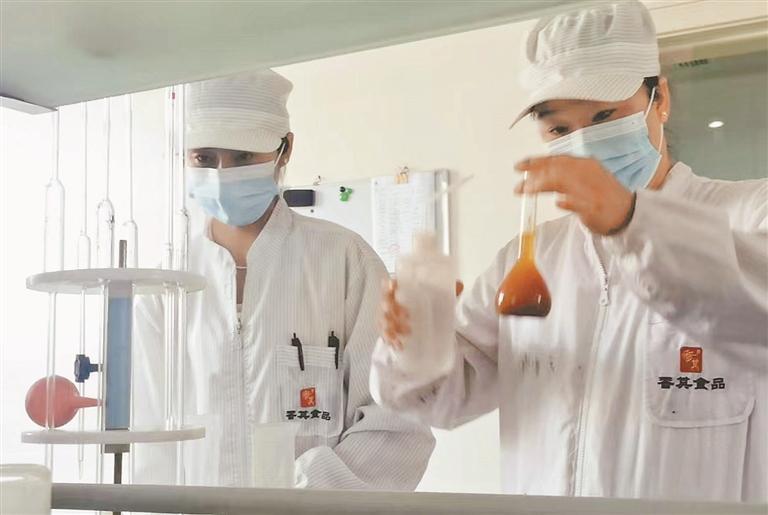技术人员做实验。
