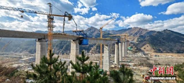 雄忻高铁清水河特大桥顺利合龙。肖世勋 摄