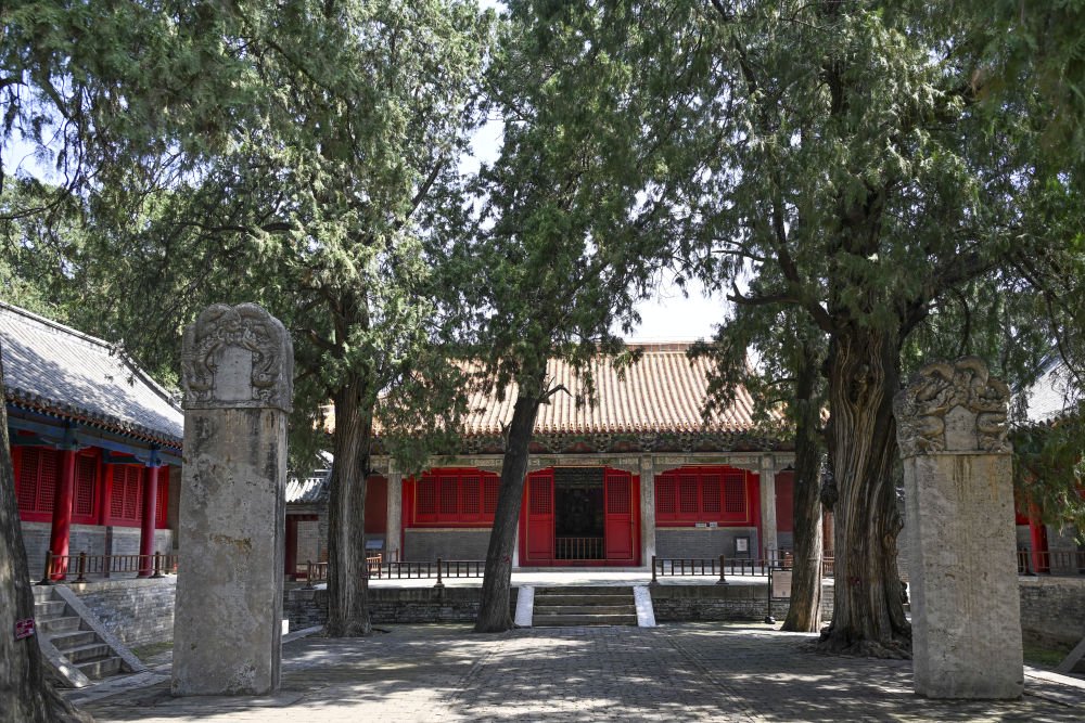 尼山孔庙及书院景区内的大成殿。新华社记者 陈朔 摄