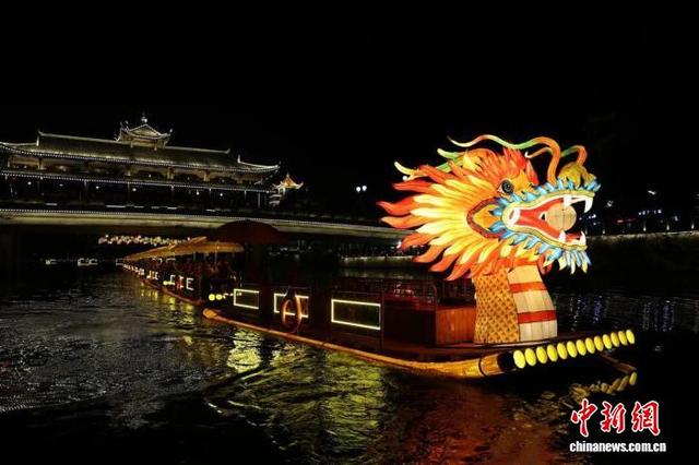 10月1日晚，泰宁十里金溪夜游项目惊艳亮相。(泰宁县融媒体中心供图)