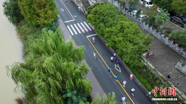 航拍竞速跑选手沿嘉陵江畔前行。任冠金 摄