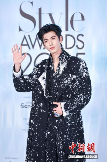 10月28日,2025ELLE风尚大典在海南三亚举行。图为张凌赫亮相活动现场。中新网记者 骆云飞 摄