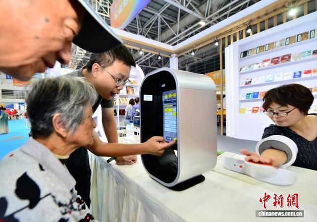 11月1日,工作人员向市民介绍检测体质的成人中医AI四诊仪。中新社记者 张斌 摄