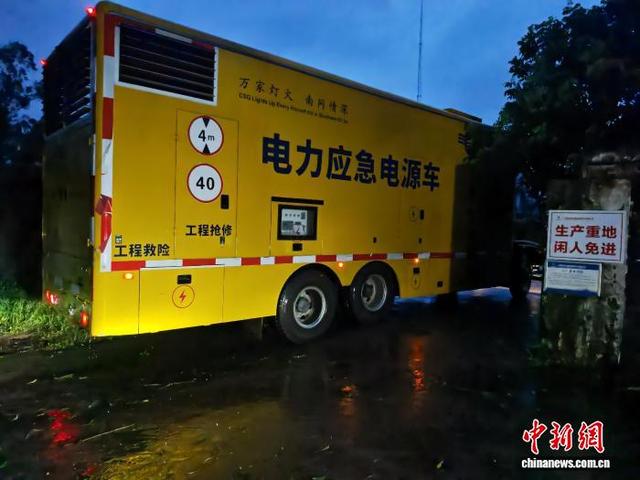 10月6日凌晨4时，广西钦州供电局按照“先复电后抢修”原则，及时恢复水厂加压站供电，避免区域供水中断。广西电网公司 供图