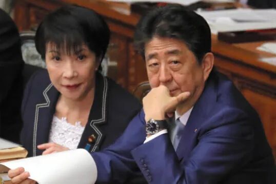 △2020年2月，时任日本总务大臣的高市早苗（左）与时任日本首相安倍晋三（右）