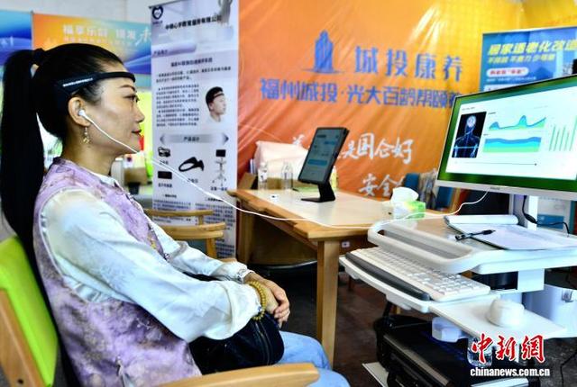 11月1日,市民在体验脑波AI智慧心理测评系统。中新社记者 张斌 摄