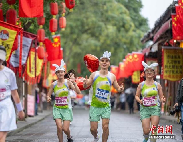 跑者在阆中古街区稳步前行。任冠金 摄