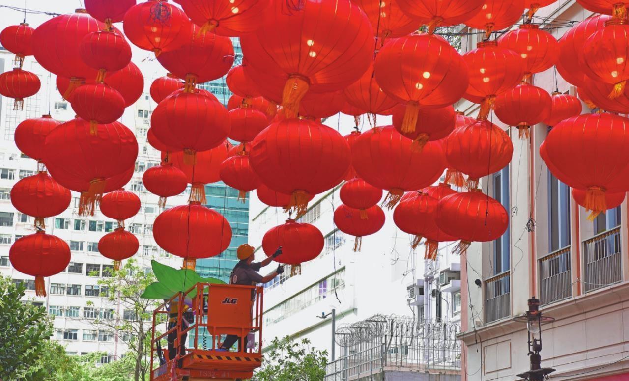 9月28日，工作人员在香港利东街悬挂大红灯笼。随着国庆、中秋的临近，香港街头张灯结彩。 新华社记者 陈铎 摄