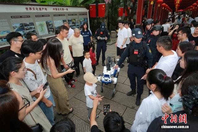 10月5日，警用巡逻防控型机器狗在南浔古镇与游客互动。南浔公安供图
