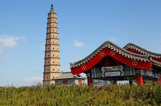 汾阳有酒、有历史、有文化，还有美食，图为被誉为“天下第一砖塔”的文峰塔，塔高84米，砖雕精美，结构精巧。 视觉中国 图