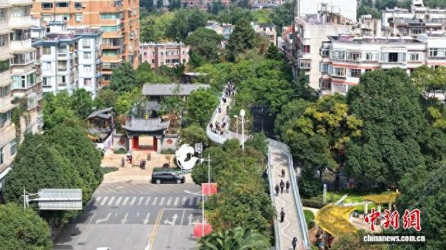 市民游客行走在翠湖城市绿道。五华区融媒体中心 供图