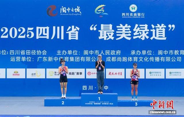 刘加素、黄昌莉、李梦琳分别获得女子竞速组冠军、亚军、季军。任冠金 摄