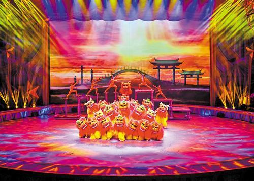 10月3日，在吴桥杂技节闭幕演出中，《祥狮跃九州》精彩上演。本报记者李东宇摄